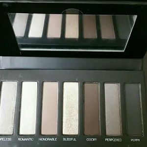 Younique Makeup - Younique eyeshadow palette Younique Makeup - Younique eyeshadow palette